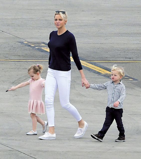 Charlène, Jacques Et Gabriella En Vacances